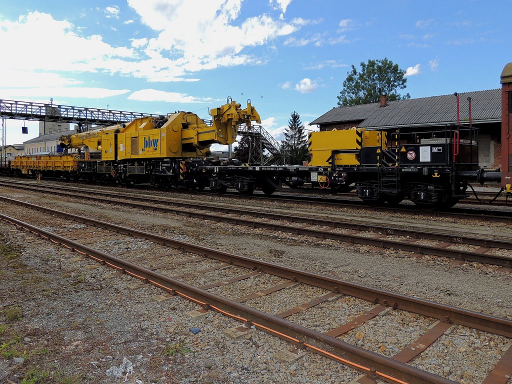 Kranwagen KRC1200 99809419001-9 von BBW (Bahnbau Wels) wird mit GZ68807 vom Bhf. Ried i.I. abtransportiert; 120807