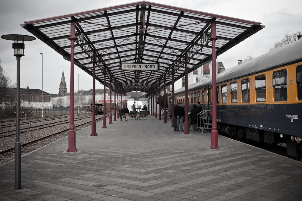 Krefeld Nordbahnhof am 23.02.2011. Rechts sieht man den  Blauen Waggon , der fr Feiern und Feste gemietet werden kann.