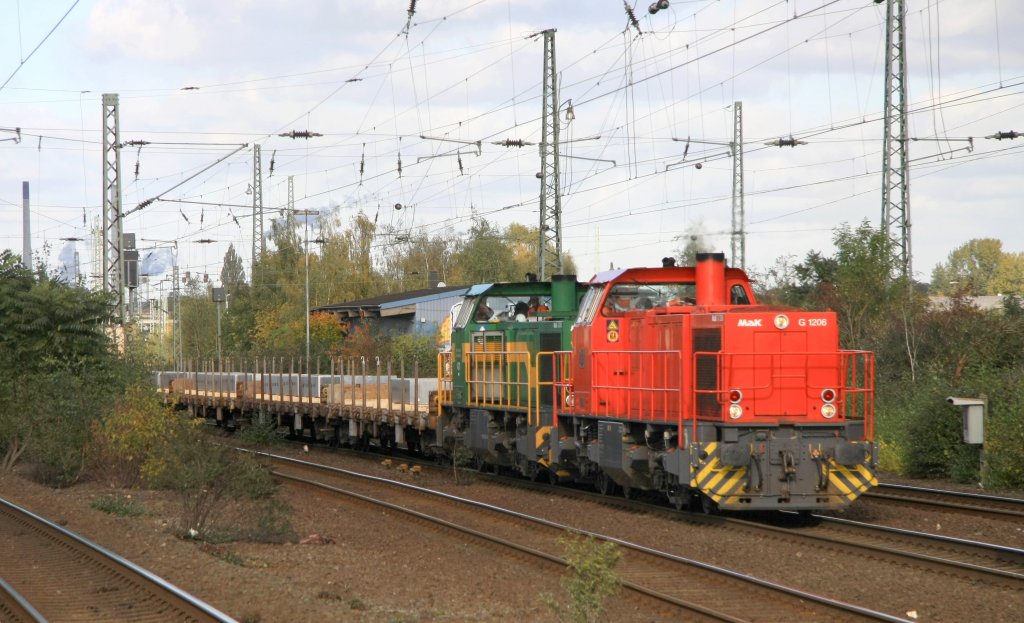 Krefelder-Hafenbahn-Lok IV schleppt am 25.10.10 die liegengebliebene 401 der Dortmunder Eisenbahn in Krefeld-Linn und setzt dann mit dem Zug in den Gbf Linn zurck.