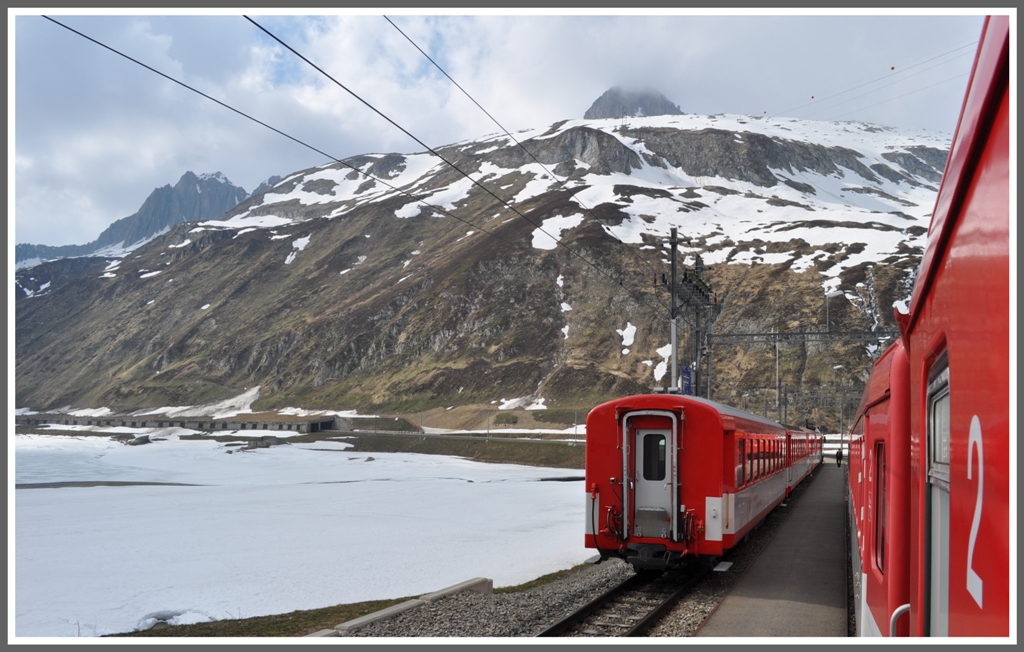Kreuzung am Oberalppass mit noch grsstemteils zugefrorenem See. (27.04.2011)