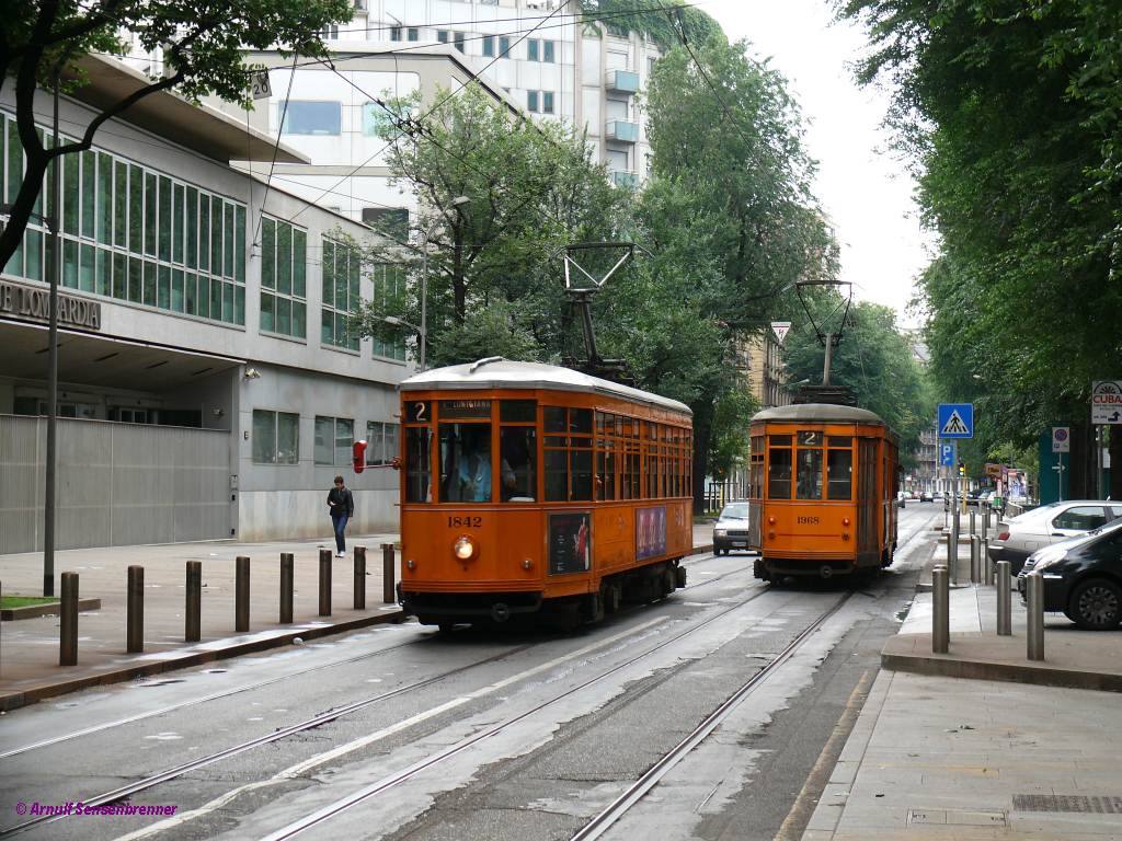 Kreuzung der beiden auf der Linie 2 verkehrenden Stra�enbahnen 1968 und 1842 (Typ Peter-Witt). Seit 1928 stehen die Trambahnen der Reihe 1500 im Einsatz und pr�gen das Stadtblild von Mailand mit.
Dieser Stra�enbahntyp ist auch als Peter-Witt-Wagen bekannt.

Milano
2008-06-15