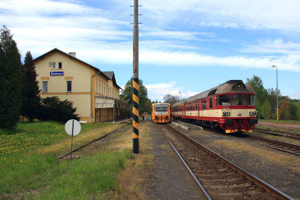 Kreuzung im Bf luknov (tsch. KBS083) mit 854 225 als MOs16011 und 814/914 097 als MOs16012 am 08.05.2011. 