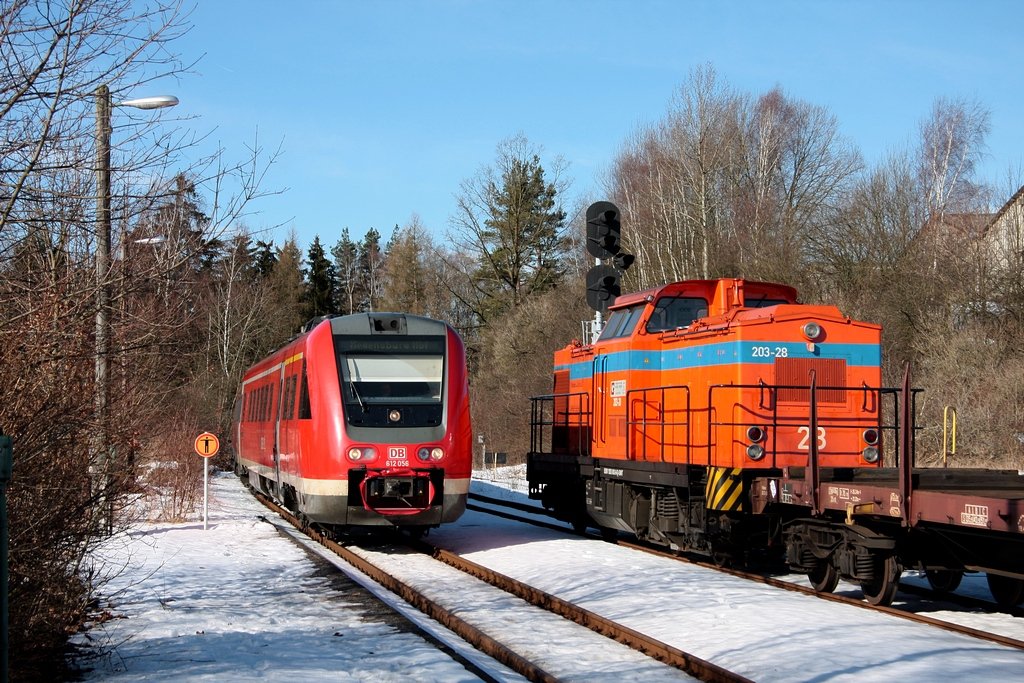 Kreuzung im Bf Pllwitz zwischen der wartenden 203-28 (9280 1203 003-9-D-SWT) vom Verkehrsunternehmen Stahlwerk Thringen mit DGS48340 (XTCH - UKZ) und 612 056/556 als RE3643 (UG - NRH) am 25.02.2010.