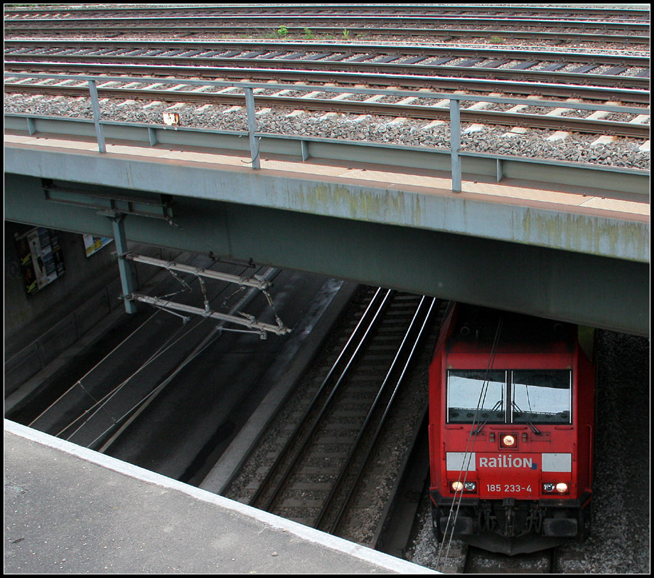 Kreuzung - 

Ein Güterzug unterquert auf der Schusterbahn die Gleise der Rems- und Murrbahn in Bad Cannstatt. Man beachte auch die Gleisverschlingung links. 

27.04.2011 (M)