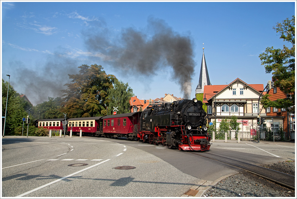 Kreuzung Friedrichstrae dampft die 99.7243 dem Brocken mit dem letzten Zug des Tages entgegen.
25.07.2013
