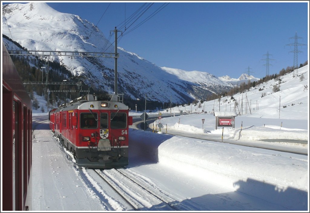 Kreuzung mit BerninaExpress 953 in Bernina Suot. (12.01.2010)