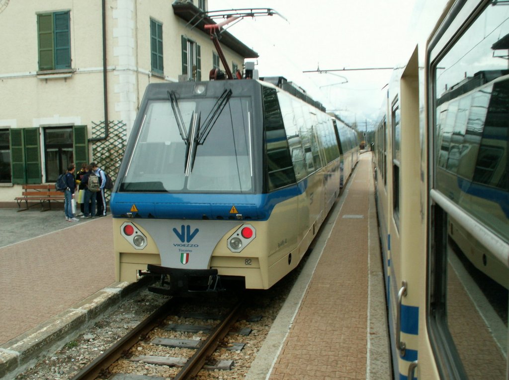 Kreuzung mit dem Panoramazug der SSiF Be 4/4 Nr.82(Officine Ferroviaire Veronesi/Skoda)in St.Maria Maggiore.27.04.10