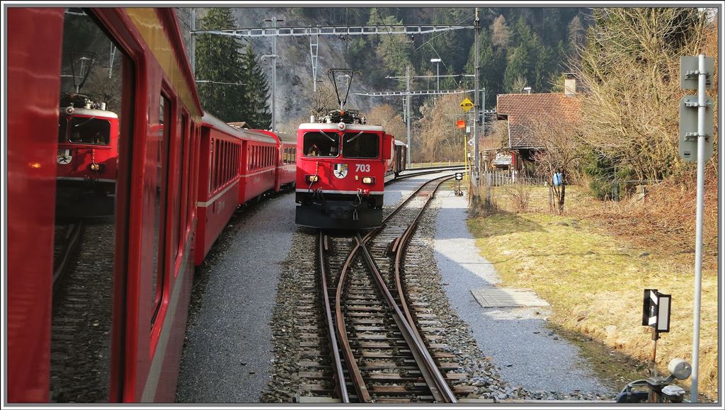 Kreuzung mit Gterzug in Trin. Zuglok ist die Ge 6/6 II 703  St.Moritz . (14.03.2013)
