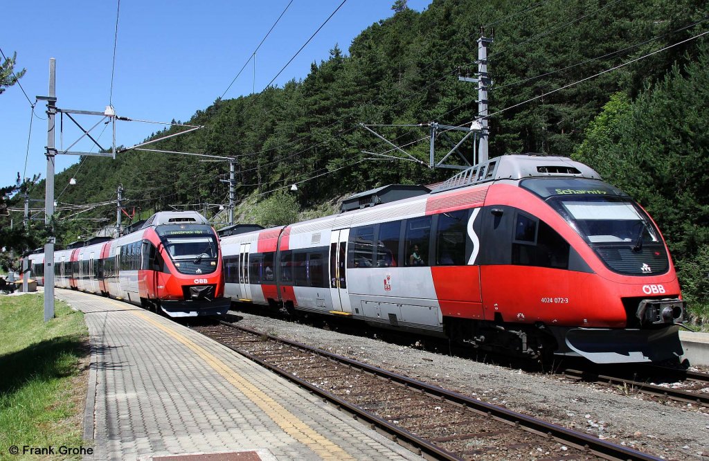 Kreuzung BB Talent 4024 072-3 als S 5450 Innsbruck - Scharnitz und BB 4024 085-5 als S 5451 Seefeld - Innsbruck, Mittenwaldbahn KBS 410 Garmisch-Partenkirchen - Innsbruck, fotografiert im Bhf. Hochzirl am 27.06.2011