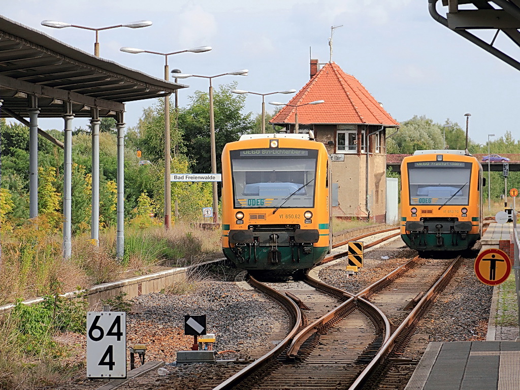 Kreuzung der Regionalbahnen der ODEG der Linie 60, VT 650.62 (98 80 0650 062-3 D-ODEG) als OE 79314 nach Berlin Lichtenberg und VT 650.70 als OE 79317 nach Frankfurt Oder in Bad Freienwalde am 12. September 2012. 