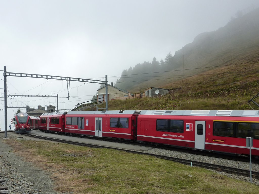 Kreuzung zweier durch Allegras (ABe 8/12) gezogenen Zge am 17.09.2010 in Alp Grm.
