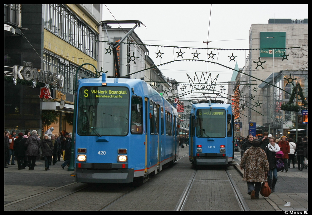 Kreuzung zweier N-Wagen am Friedrichsplatz. Man beachte die beschilderung des linken Triebwagens. Aufgenommen am 07.12.10.