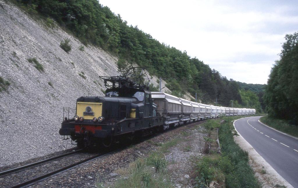 Krokodil der SNCF 12060 kommt mit einem Kalkzug vom Steinbruch bei
Pagny Meuse am 22.5.1998.