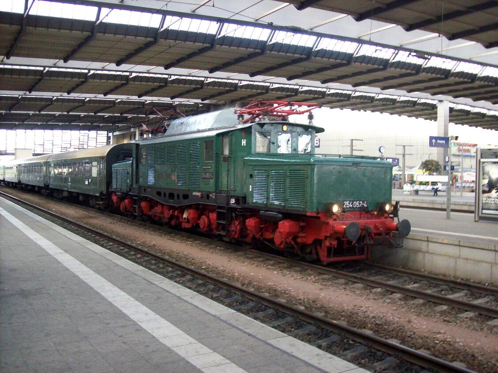 Krokodli-BR 254 052 auf Sonderfahrt im Chemnitzer Hauptbahnhof (Juni 2009)