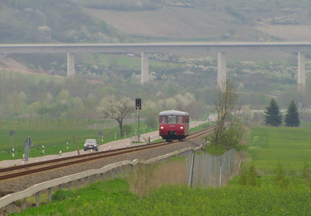 KSR 172 132-3 + 172 171-1 auf Fotosonderfahrt als DLr 25710 von Karsdorf nach Nebra, am 01.05.2013 zwischen Karsdorf und Reinsdorf (b Nebra). Im Hintergrund erkennt man die neue Unstruttalbrcke fr die Neubaustrecke von Erfurt nach Halle/Leipzig.