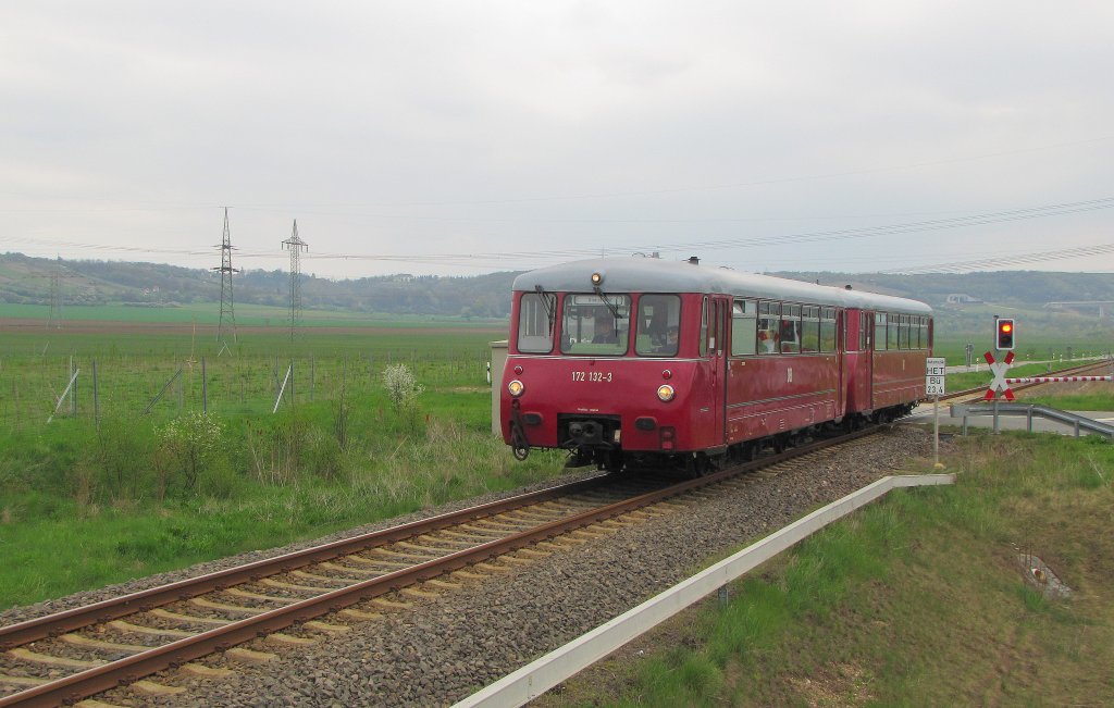 KSR 172 132-3 + 172 171-1 als Fotosonderfahrt DLr 25710 von Karsdorf nach Nebra, am 01.05.2013 zwischen Karsdorf und Reinsdorf (b Nebra). 