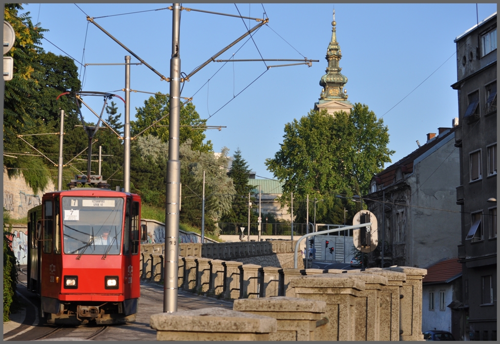 KT4 238 kommt die steile Trassee entlang des Kalemegdan Parkes von der Altstadt Richtung Save Ufer herunter. (03.07.2011)