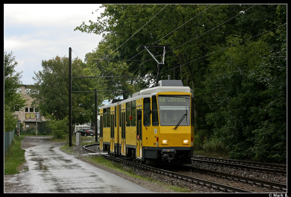 KT4 6151 hat gerade die Haltestelle Rigattatribnen verlassen und macht sich auf den Weg in richtung Kpenicker Innenstadt. Aufgenommen am 28.08.10.