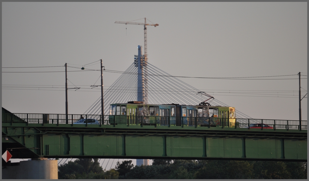 KT4YU auf der Stari Savski Most, im Hintergrund ist die riesige neue Hngebrcke ber die Save im Bau. (03.07.2011)