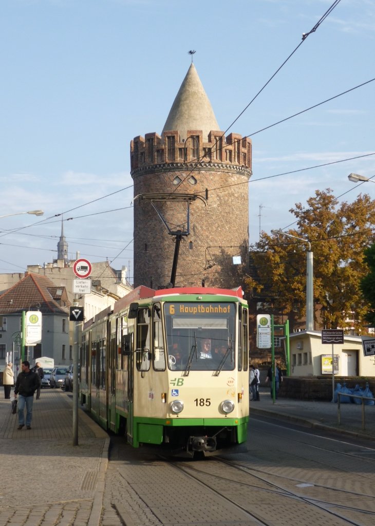 KTNF6 185 f�hrt als Linie 6 zum Hauptbahnhof und hat soeben den Steintorturm passiert. Brandenburg/Havel, 2009-11-12.