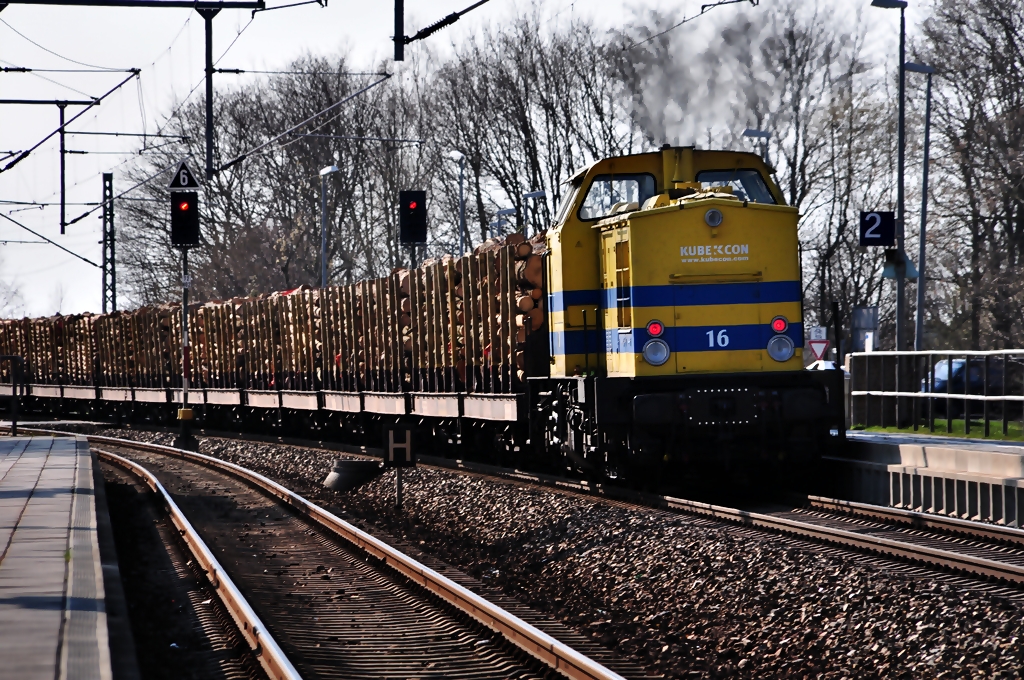 Kube Con 16 (ex.TLG) macht die Schiebelok Richtung Rostock am von DP 52 gezogenen Holzzug am 14.04.2010 im Bf Martensdorf