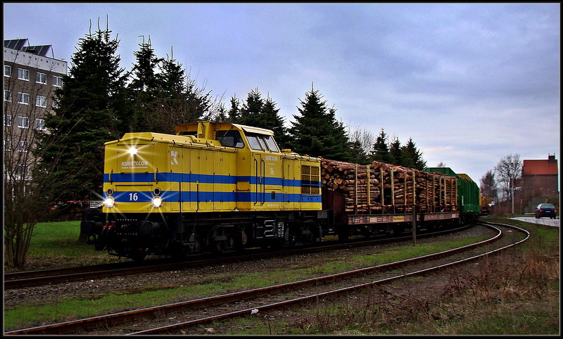 Kubecon 16 wartet in der Abenddmmerung auf freie Fahrt auf den Rgendamm. (vor dem B Werftstrae)  Stralsund am 10.04.10