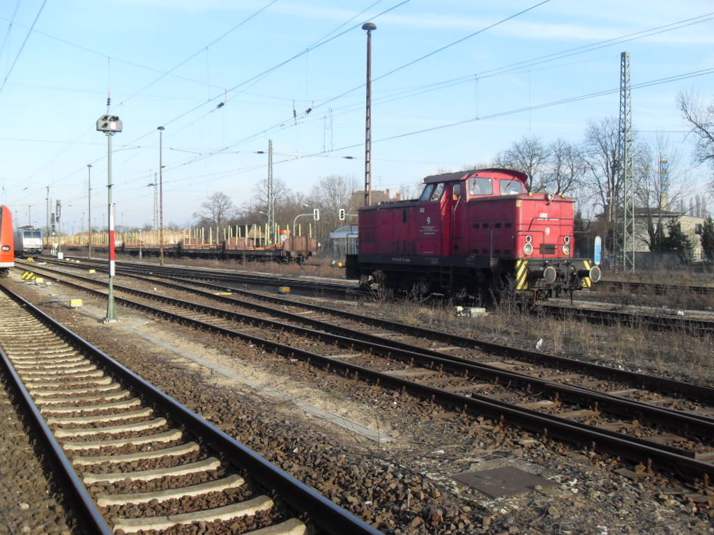 Kubecon 9 (345 393)brachte einen leeren Holzzug aus Arneburg am 21.03.2011 in Stendal.