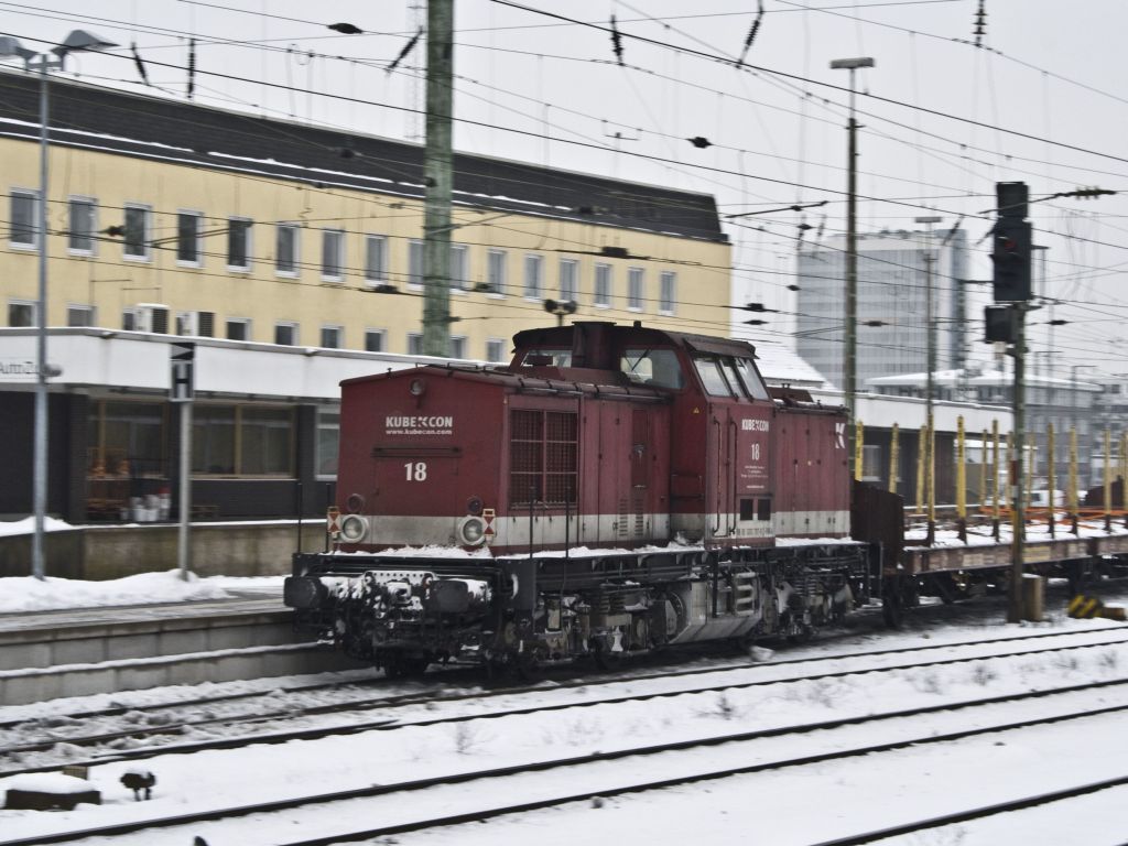 Kube.con V100 Nummer 18 hing am 29.12.2010 an einem Leeren Holzzug der von der DP62 (142-042) gezogen wurde.