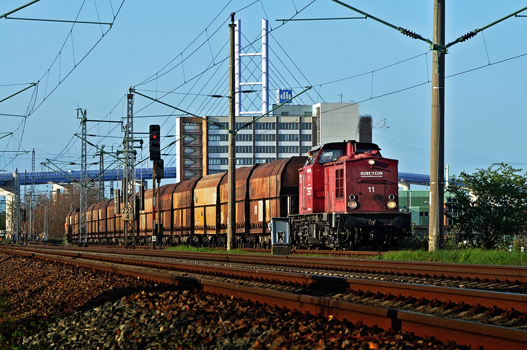 KUBEKCON NR 11 bringt den ersten Teil des EKO Gipspendel in den Bf Stralsund-Rgendamm am Abend des 04.05.2010