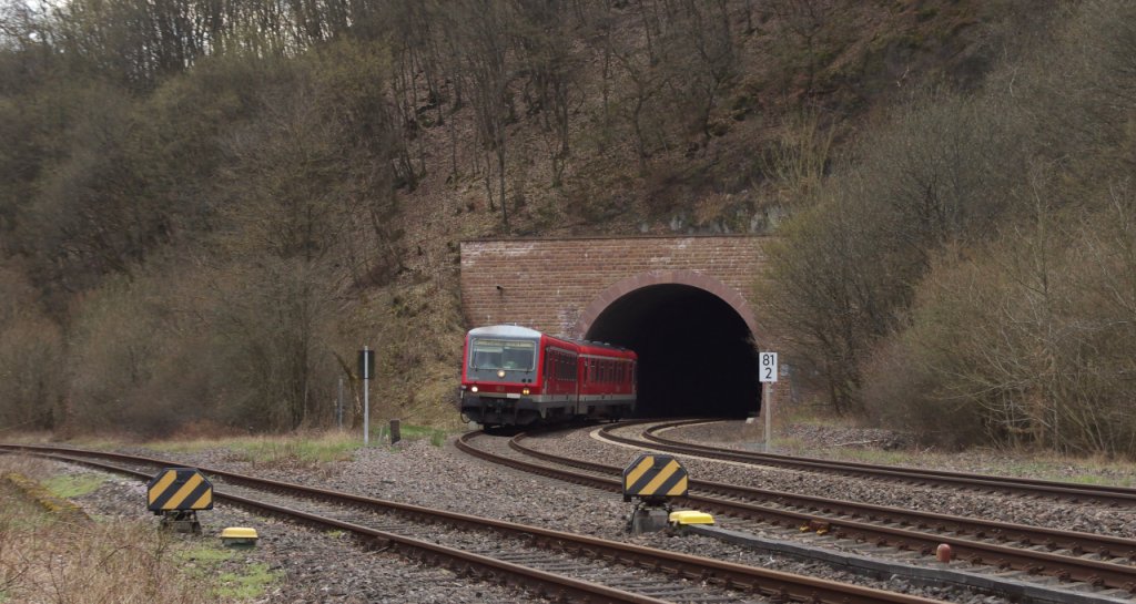 Kuck mal, da bin ich.....628 904 hat als Regionalbahn Trkismhle - Mainz gerade den Jhrodter Tunnel verlassen und wird nach 200 Metern im Bahnhof Heimbach/Nahe halten.
Vier Gleise gibt es noch in Heimbach. Zwei der Hauptstrecke Bingen - Saarbrcken und zwei fr die Abstellung und Umfahrung von Militrzgen nach Baumholder. Die Strecke nach Baumholder zweigt hier vor dem Tunnel nach Links ab.
Von der Gre der Anlage drften es aber frher bis zu sieben Gleisen gewesen sein.
18.04.2013 - KBS 680 Heimbach/Nahe - Bahnstrecke 3511 Bingen - Saarbrcken