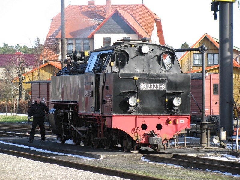 Khlungsborn-West; Molli-Lok 99 2323-6 beim Wasser fassen, 05.03.2010