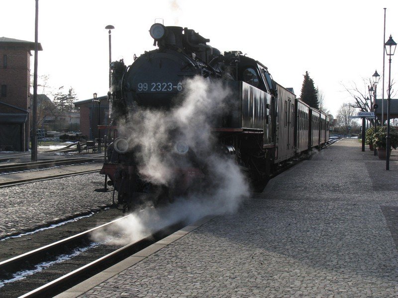 Khlungsborn-West; Molli-Lok 99 2323-6 steht mit ihrem Zug zur Abfahrt nach Bad Doberan bereit, 05.03.2010
