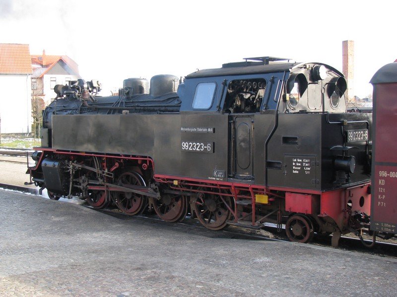 Khlungsborn-West; Molli-Lok 99 2323-6 vor ihrem Zug nach Bad Doberan,  05.03.2010