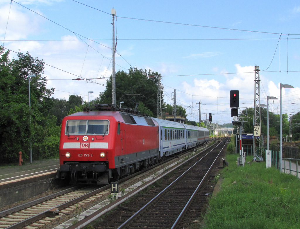  Knstlerpech  knnte man wohl zu diesem Bild sagen! Wenige Sekunden davor ging und wenige Sekunden danach kam die Sonne wieder hinter den Wolken hervor. Aber man muss halt immer das Beste draus machen. 120 159-9 kam hier am 07.07.2012 mit dem EC 249  Wawel  (Hamburg -> Krakow Glowny) durch Knigs Wusterhausen gefahren. Nchster Halt ist Lbben/Spreewald.