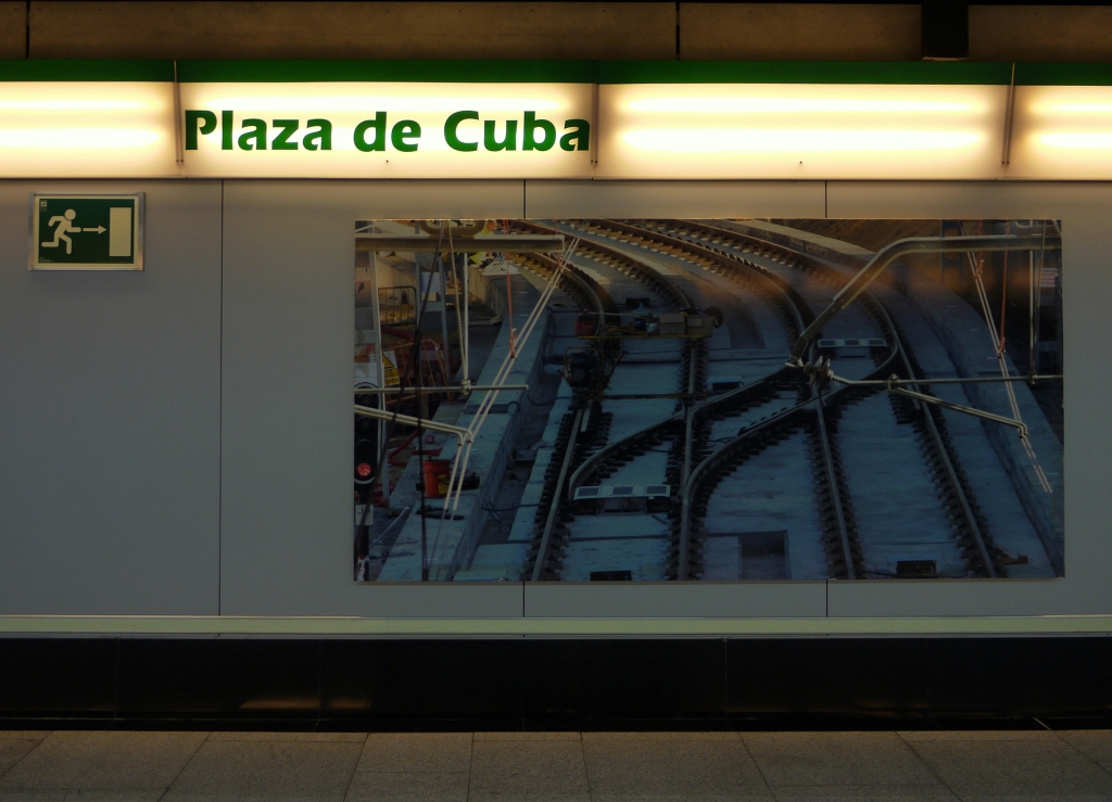 Kunst im Untergrund: viele Stationen der Metro von Sevilla sind mit Grofotos aus der Bauphase und vom Betrieb der bisher einzigen Linie dekoriert.  Plaza de Cuba , 14.9.2012