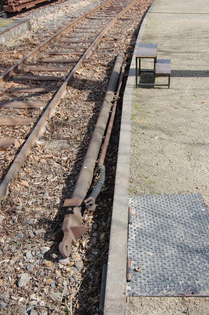 Kuppelstange fr Rollwagen. Diese liegt am Bahnsteig der Selfkantbahn in Schierwaldenrath am Karfreitag den 2.4.2010.