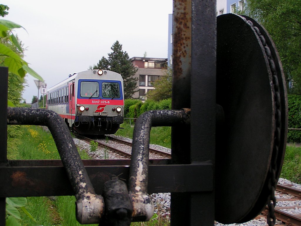  KurbelSchrankenantrieb  mit herannahenden 5047075-6 als R3485 bei der Haltestelle Bad-Ried;100512