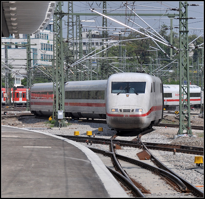Kurvenreiche Einfahrt 1 - 

Bedingt durch die Umbauarbeiten im Vorfeld des Stuttgarter Hauptbahnhofes ist die Einfahrt auf Gleis 10 derzeit recht kurvenreich. 

26.04.2011 (J)