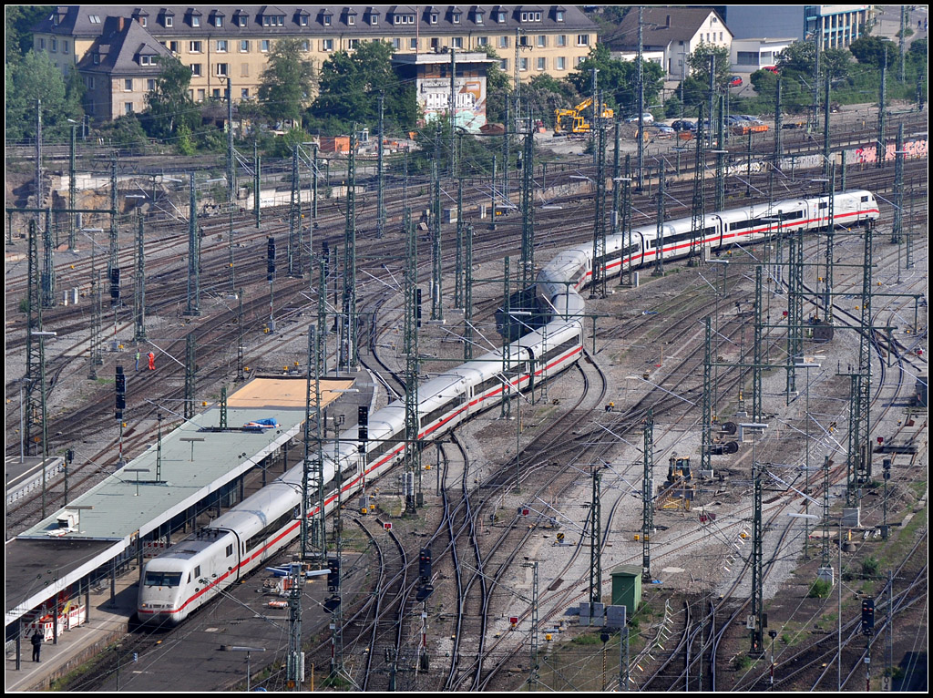 Kurvenreiche Einfahrt 2 - 

Hier ein Blick vom Bahnhofsturm auf die Einfahrt des ICEs auf Gleis 10. Der Zug ist hier schon weiter vorgefahren, als auf dem unten aufgenommenen Bild. Der Bahnsteig wird momentan verlängert und die Gleise umgebaut. Man erkennt einige nicht angeschlossene Gleise. All das sind vorbereitende Maßnahmen für Stuttgart 21, da dann die Züge während der eigentlichen Bauphase weiter hinten halten müssten. 

26.04.2011 (J)