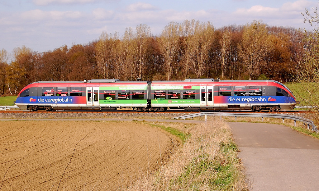 Kurz beim Bahnhof Langerwehe ist der 643 258-4 als RB 20 am 1.4.2012 bergauf unterwegs.