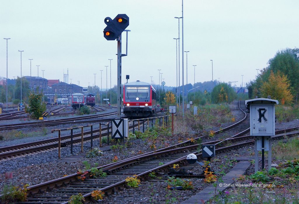 Kurz bevor die 218er mit RE am Abend nach Hof kommt, f�hrt ein 628 auf die Nebenbahn nach Bad Steben. Hier in der herbstlichen Ausfahrt von Hof Hbf, 6.10.2010.
