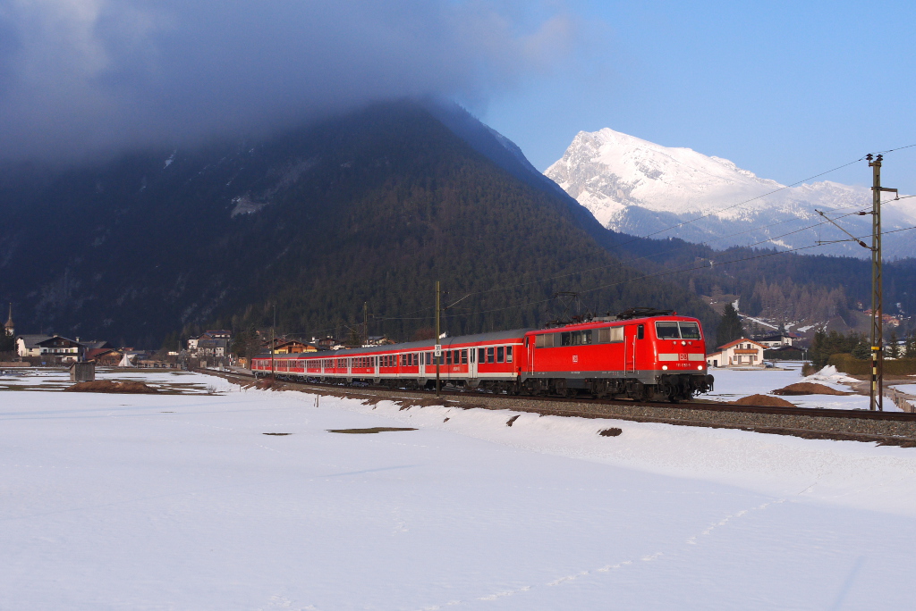 Kurz bevor am 01.04.13 die Sonne hinter den Bergen verschwand gelang es mir in Scharnitz DB 111 053 mit dem REX 5425 (Mnchen Hbf - Innsbruck Hbf) aufzunehmen. 