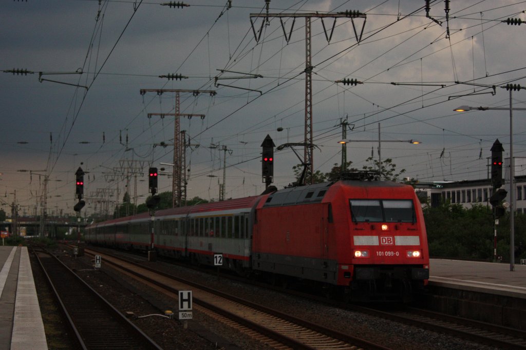 Kurz bevor es am Abend des 20.5.12 anfing zu Gewittern fuhr die 101 099 mit dem IC 118 in den Hbf von Essen ein.