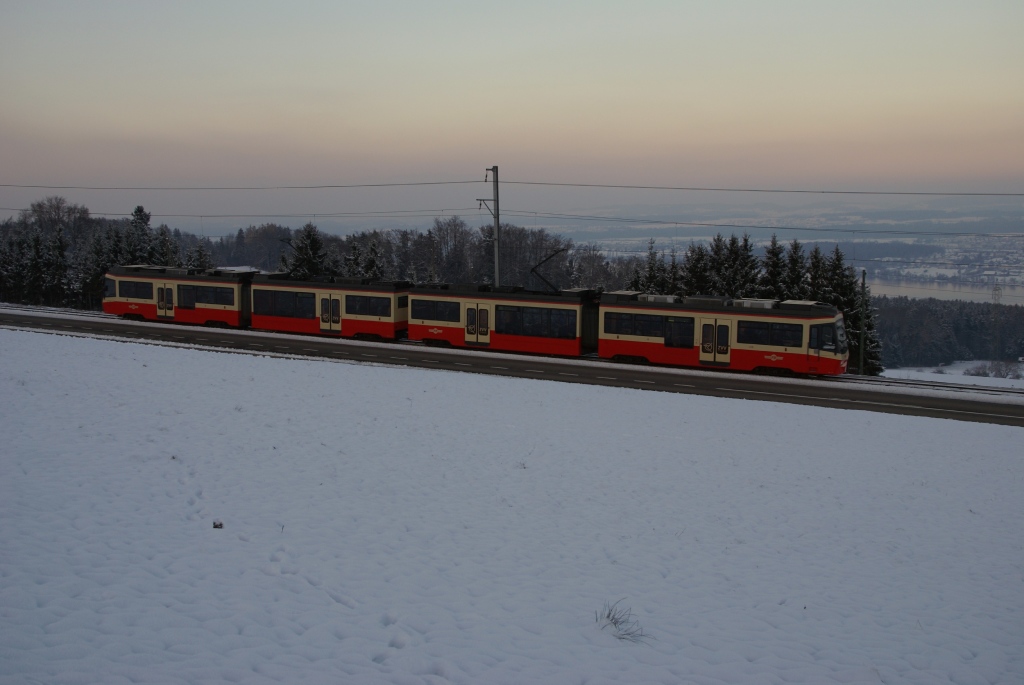 Kurz bevor es dunkel wurde konnte ich am 4.12.10 unterhalb von Scheuren dieses Bild vom Be 4/6 70 und dem Be 4/6 72 aufnehmen. 