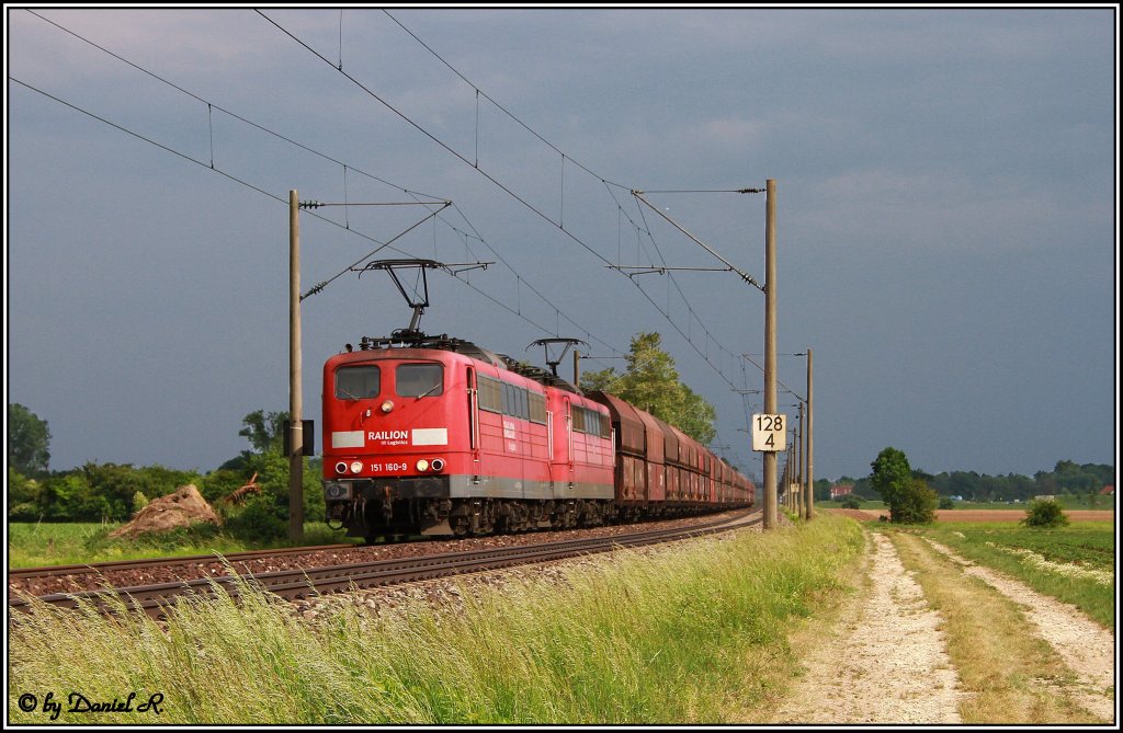 Kurz bevor es zu Donnern und Blitzen begann, konnte diese Bild geschossen werden. 151 160 und 151 126 mit dem Erzer auf dem Weg in Richtung Regensburg Ost. (26.05.2011, nchst Obertraubling)