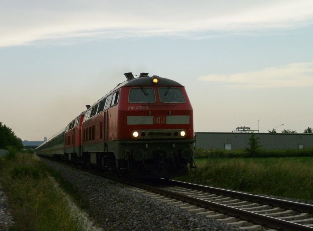 Kurz bevor das schlechte Wetter kam, rollte 218 499-2 und 218 xxxmit dem IC durch Neu Ulm am 20.06.13