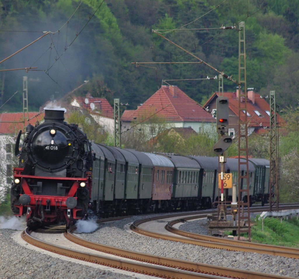 Kurz danach ging es auch fr die Nrnberger mit 41 018 auf die Heimreise. Aufgenommen am 01.05.2010 bei Mecklar. >>> Fortsetzung folgt...