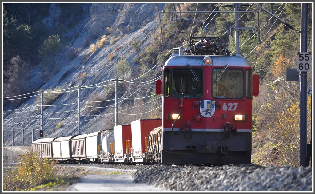 Kurz darauf fhrt ein Gterzug aus Ilanz mit der Ge 4/4 II 627  Reichenau_Tamins  talwrts. (21.11.2011)