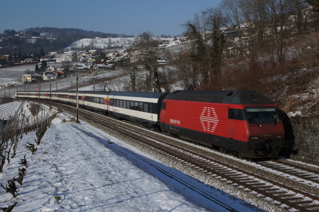 Kurz darauf folgte die Re 460 113-4 mit einem Entlastungszug fr die Fahrgste nach Brig, die wegen der Streckensperrung zwischen Martigny und Sion ber Bern reisen musste. (Bossire, 3.2.12)