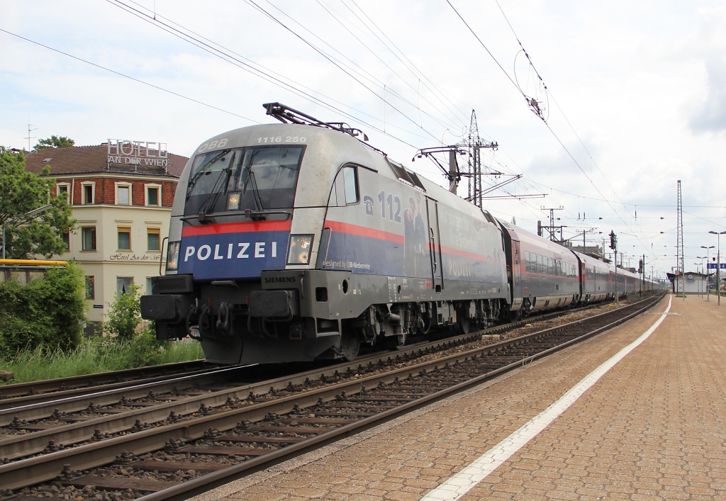 Kurz darauf kam 1116 250 als vorderste Lok an einem Railjet raus aus Wien. Im Hintergrund unsere (sehr empfehlenswerte) Herberge fr die nchsten sechs Nchte. Aufgenommen am 12.05.2013 in Wien Htteldorf.